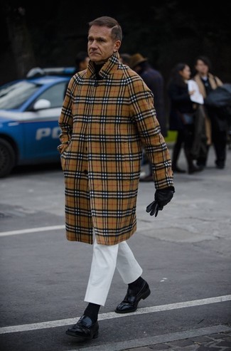 С чем носить черно-белые носки за 40 лет мужчине в прохладную погоду в стиле смарт-кэжуал: Если ты запланировал насыщенный день, сочетание светло-коричневого длинного пальто в шотландскую клетку и черно-белых носков позволит составить функциональный лук в стиле casual. И почему бы не привнести в этот лук на каждый день немного изысканности с помощью черных кожаных лоферов?