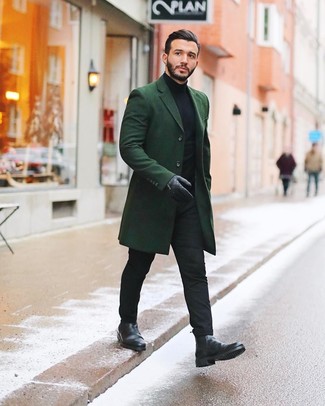 С чем носить перчатки в 30 лет мужчине в холод в стиле смарт-кэжуал: Такое лаконичное и функциональное сочетание вещей, как темно-зеленое длинное пальто и перчатки, придется по душе мужчинам, которые любят проводить дни активно. Если ты любишь смелые настроения в своих ансамблях, дополни этот черными кожаными ботинками челси.