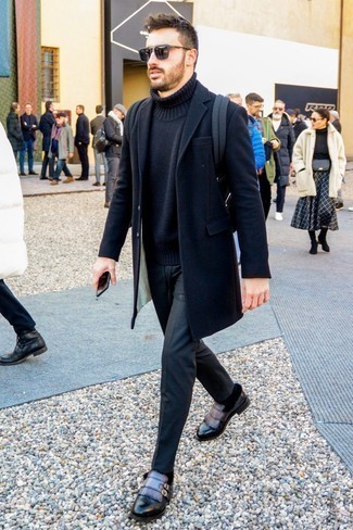 Как носить черные солнцезащитные очки с черными брюками чинос в холод: Повторить такой лук из черного длинного пальто и черных брюк чинос легко, главное - подобрать вещи по фигуре. Теперь почему бы не привнести в повседневный лук чуточку консерватизма с помощью темно-серых кожаных монок с двумя ремешками?