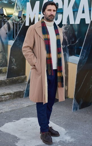 С чем носить разноцветный шарф в шотландскую клетку мужчине зима: Если в одежде ты ценишь удобство и практичность, светло-коричневое длинное пальто и разноцветный шарф в шотландскую клетку — отличный вариант для привлекательного мужского образа на каждый день. И почему бы не привнести в повседневный ансамбль немного стильной строгости с помощью темно-коричневых кожаных ботинок дезертов? Если ты из мерзлявых, этот лук придется тебе по душе.