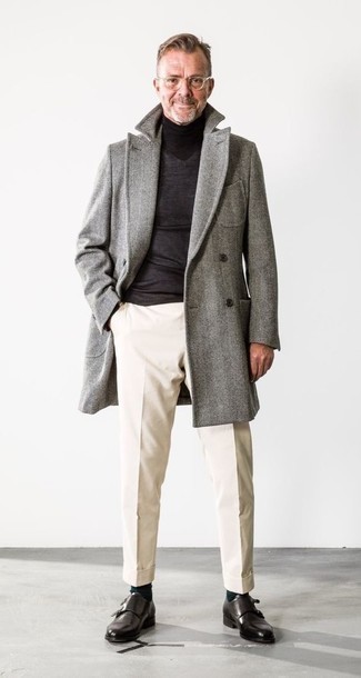 Как носить длинное пальто с монками с двумя ремешками за 40 лет в теплую погоду: Комбо из длинного пальто и бежевых брюк чинос — великолепный офисный вариант для мужчин. Если ты любишь смелые решения в своих луках, дополни этот монками с двумя ремешками.