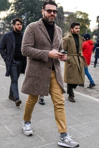 С чем носить коричневое длинное пальто за 40 лет: Нравится выглядеть престижно? Тогда тандем коричневого длинного пальто и светло-коричневых брюк чинос для тебя. Завершив лук серыми кроссовками, можно привнести в него свежие нотки.