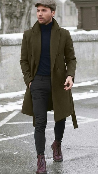 С чем носить оливковое длинное пальто в 20 лет в стиле смарт-кэжуал: Сочетание оливкового длинного пальто и темно-серых брюк чинос — нескучный вариант для парней, работающих в офисе. В паре с этим ансамблем наиболее выигрышно смотрятся темно-красные кожаные повседневные ботинки.