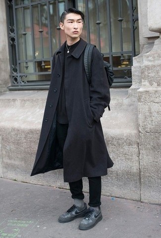 С чем носить серые низкие кеды мужчине в стиле смарт-кэжуал: Черное длинное пальто и черные брюки чинос позволят создать интересный мужской лук для офиса. Незаурядные парни закончат образ серыми низкими кедами.