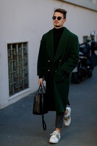 Какие брюки чинос носить с темно-зеленым длинным пальто в теплую погоду в стиле смарт-кэжуал: Темно-зеленое длинное пальто и брюки чинос позволят создать интересный мужской образ для офиса. Любишь дерзкие сочетания? Тогда дополни свой лук белыми кожаными низкими кедами с принтом.