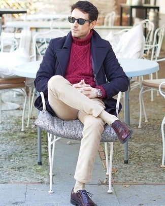 Какие брюки чинос носить с темно-красной водолазкой за 40 лет в холод в стиле смарт-кэжуал: Темно-красная водолазка и брюки чинос будет отличной идеей для расслабленного повседневного лука. Если ты любишь соединять в своих луках разные стили, на ноги можно надеть темно-красные кожаные оксфорды.
