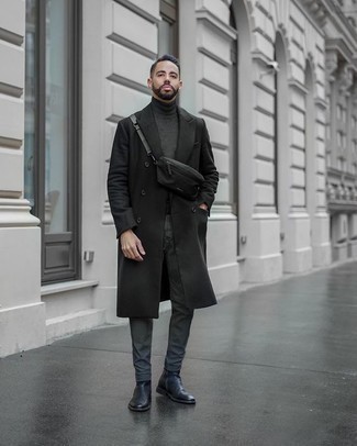 С чем носить черное длинное пальто в 30 лет в стиле смарт-кэжуал: Черное длинное пальто в сочетании с темно-серыми брюками чинос — необычный вариант для парней, работающих в офисе. Любишь экспериментировать? Заверши ансамбль черными кожаными ботинками челси.