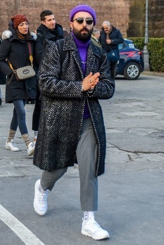 С чем носить темно-пурпурную водолазку мужчине в стиле кэжуал: Темно-пурпурная водолазка и серые брюки чинос — замечательный вариант для расслабленного, но модного мужского ансамбля. Белые кроссовки помогут сделать лук не таким формальным.