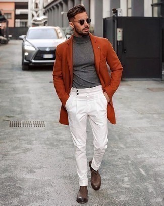С чем носить оранжевое длинное пальто в прохладную погоду: Любишь выглядеть дорого? Тогда сочетание оранжевого длинного пальто и белых брюк чинос - это то, что тебе нужно. Этот лук получает новое прочтение в сочетании с коричневыми кожаными ботинками челси.