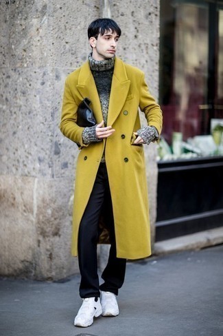 С чем носить горчичное пальто в 20 лет мужчине в прохладную погоду: Лук из горчичного пальто и темно-синих брюк чинос смотрится образцово-показательно, разве нет? В сочетании с этим луком наиболее уместно выглядят белые кроссовки.