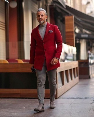 С чем носить красное длинное пальто: Согласись, дуэт красного длинного пальто и серых брюк чинос выглядит очень привлекательно? Боишься выглядеть неаккуратно? Дополни этот лук серыми замшевыми ботинками челси.