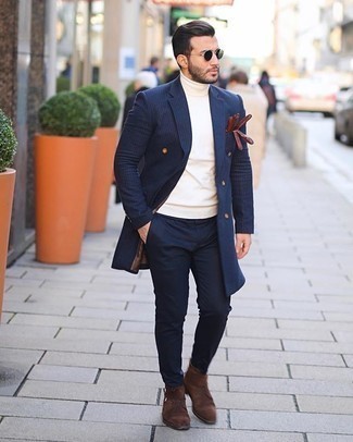 С чем носить коричневые замшевые повседневные ботинки в 30 лет мужчине в прохладную погоду: Сочетание темно-синего длинного пальто в вертикальную полоску и темно-синих брюк чинос поможет воплотить в твоем ансамбле городской стиль современного мужчины. Вкупе с этим образом великолепно будут выглядеть коричневые замшевые повседневные ботинки.