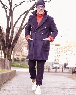 С чем носить темно-пурпурные брюки чинос за 50 лет: Если ты принадлежишь к той немногочисленной категории парней, способных неплохо разбираться в моде, тебе придется по вкусу тандем фиолетового длинного пальто и темно-пурпурных брюк чинос. Закончи ансамбль белыми низкими кедами из плотной ткани, если не хочешь, чтобы он получился слишком зализанным.