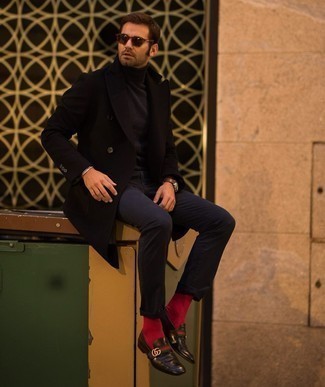 С чем носить темно-красные носки мужчине в холод в стиле смарт-кэжуал: Черное длинное пальто и темно-красные носки — стильный выбор джентльменов, которые постоянно в движении. Весьма недурно здесь выглядят черные кожаные лоферы.