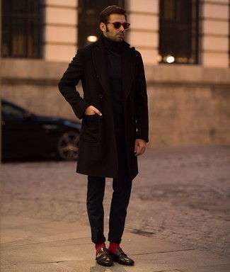 С чем носить темно-красные носки мужчине в холод в стиле смарт-кэжуал: Сочетание черного длинного пальто и темно-красных носков - самый простой из возможных ансамблей для активного отдыха. Весьма недурно здесь смотрятся черные кожаные лоферы.