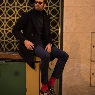 С чем носить темно-красные носки мужчине в холод в стиле смарт-кэжуал: Если в одежде ты делаешь ставку на комфорт и функциональность, черное длинное пальто и темно-красные носки — отличный вариант для модного мужского образа на каждый день. Любишь экспериментировать? Дополни образ темно-коричневыми кожаными лоферами.