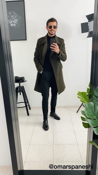 С чем носить черные кожаные ботинки мужчине в холод: Темно-зеленое длинное пальто в сочетании с черными брюками чинос позволит составить стильный, но в то же время мужественный образ. Черные кожаные ботинки становятся отличным дополнением к твоему ансамблю.
