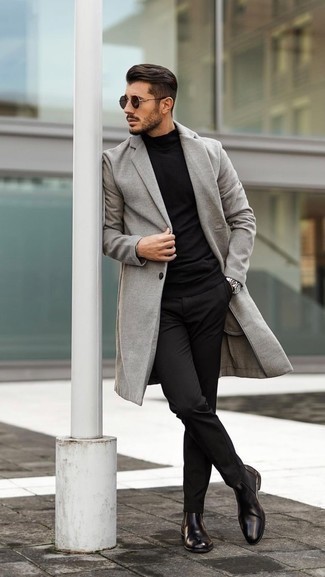 С чем носить серебряный браслет в 30 лет мужчине в прохладную погоду: Если в одежде ты делаешь ставку на комфорт и практичность, серое длинное пальто и серебряный браслет — прекрасный вариант для модного повседневного мужского лука. Не прочь сделать ансамбль немного элегантнее? Тогда в качестве дополнения к этому образу, выбирай темно-коричневые кожаные ботинки челси.