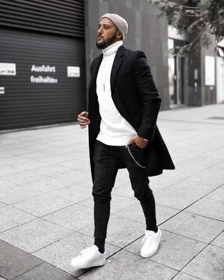 С чем носить брюки в шотландскую клетку мужчине в прохладную погоду: Черное длинное пальто и брюки в шотландскую клетку помогут создать незаезженный мужской образ для офиса. Белые низкие кеды из плотной ткани — беспроигрышный вариант, чтобы закончить лук.