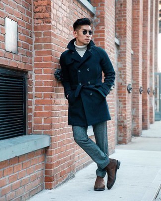 С чем носить темно-серые брюки чинос в холод: Если ты приписываешь себя к той немногочисленной категории мужчин, ориентирующихся в одежде, тебе полюбится дуэт темно-синего длинного пальто и темно-серых брюк чинос. Хотел бы сделать образ немного элегантнее? Тогда в качестве дополнения к этому луку, выбирай темно-коричневые кожаные ботинки челси.
