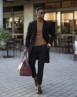 Как носить водолазку с лоферами мужчине: Сочетание водолазки и черных брюк чинос выглядит круто и модно. Лоферы добавят образу стильной строгости.