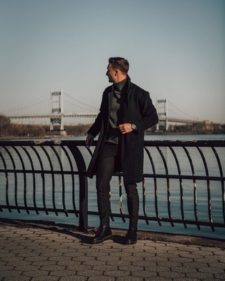 С чем носить темно-серую шерстяную водолазку в 20 лет мужчине в холод в стиле смарт-кэжуал: Темно-серая шерстяная водолазка и черные брюки чинос великолепно впишутся в мужской лук в непринужденном стиле. Почему бы не добавить в повседневный лук немного консерватизма с помощью черных кожаных повседневных ботинок?