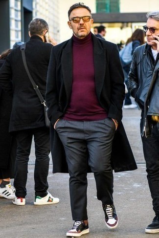 С чем носить пурпурный свитер мужчине в холод в стиле смарт-кэжуал: Пурпурный свитер смотрится выигрышно с темно-серыми брюками чинос. Если ты любишь использовать в своих образах разные стили, на ноги можно надеть разноцветные кожаные высокие кеды.