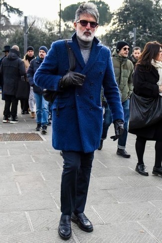 С чем носить синее пальто за 50 лет мужчине в стиле смарт-кэжуал: Синее пальто и темно-синие брюки чинос — неотъемлемые вещи в гардеробе мужчин с хорошим вкусом в одежде. Теперь почему бы не добавить в этот ансамбль на каждый день толику изысканности с помощью черных кожаных лоферов?