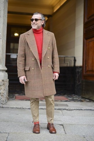 С чем носить красные носки за 50 лет мужчине в прохладную погоду в стиле смарт-кэжуал: Если ты ценишь комфорт и практичность, светло-коричневое длинное пальто в шотландскую клетку и красные носки — великолепный вариант для расслабленного мужского образа на каждый день. Не прочь привнести в этот лук немного строгости? Тогда в качестве дополнения к этому ансамблю, стоит выбрать коричневые кожаные туфли дерби.