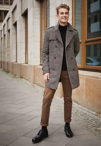Модный мужской лук: серое длинное пальто в шотландскую клетку, черная водолазка, коричневые брюки чинос, черные кожаные туфли дерби