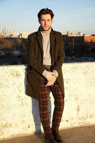 Модный мужской лук: темно-коричневое длинное пальто, серая водолазка, темно-красные брюки чинос в шотландскую клетку, черные кожаные ботинки челси