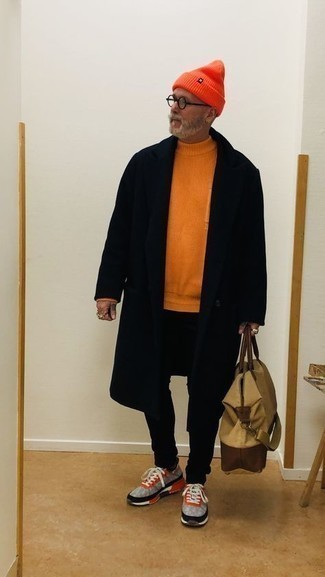 С чем носить серебряные кеды за 50 лет мужчине в холод: Черное длинное пальто и черные брюки чинос — идеальный мужской лук для встречи в ресторане. Почему бы не привнести в этот лук чуточку авантюрности с помощью серебряных кед?