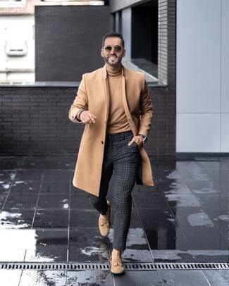 Как носить светло-коричневое длинное пальто с светло-коричневыми замшевыми лоферами в 30 лет в холод в стиле смарт-кэжуал: Светло-коричневое длинное пальто и темно-серые брюки чинос в шотландскую клетку — неотъемлемые вещи в арсенале мужчин с чувством стиля. Теперь почему бы не привнести в этот лук на каждый день чуточку изысканности с помощью светло-коричневых замшевых лоферов?