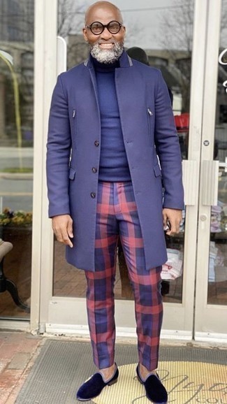 С чем носить пурпурное пальто за 50 лет мужчине осень в стиле смарт-кэжуал: Комбо из пурпурного пальто и фиолетовых брюк чинос в шотландскую клетку может стать превосходным образом для офиса. Хочешь добавить в этот лук немного изысканности? Тогда в качестве обуви к этому ансамблю, стоит выбрать темно-синие бархатные лоферы. Это стильный ансамбль, который великолепно подходит для непонятной осенней погоды.