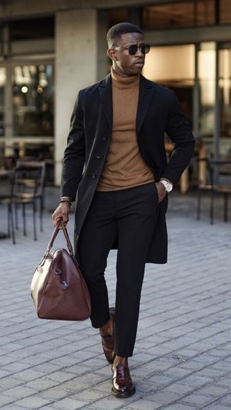 С чем носить коричневую кожаную дорожную сумку в 30 лет мужчине в стиле смарт-кэжуал: Если этот день тебе предстоит провести в движении, сочетание черного длинного пальто и коричневой кожаной дорожной сумки поможет создать функциональный лук в повседневном стиле. Если ты любишь сочетать в своих образах разные стили, на ноги можно надеть темно-коричневые кожаные лоферы.