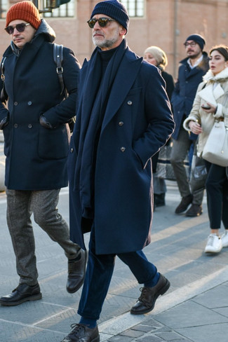 С чем носить темно-синий шарф мужчине: Если ты отдаешь предпочтение комфорту и функциональности, обрати внимание на сочетание темно-синего длинного пальто и темно-синего шарфа. Весьма выгодно здесь будут смотреться темно-коричневые кожаные броги.