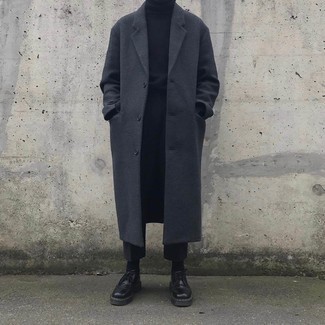 Модный лук: темно-серое длинное пальто, темно-синяя водолазка, темно-серые брюки чинос, черные кожаные массивные туфли дерби