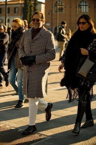 Какие длинные пальто носить с темно-коричневой водолазкой за 50 лет в прохладную погоду: Длинное пальто в паре с темно-коричневой водолазкой — великолепный офисный вариант для джентльменов. Если тебе нравится смешивать в своих образах разные стили, на ноги можно надеть темно-коричневые кожаные ботинки челси.