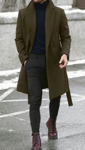 С чем носить оливковое длинное пальто в прохладную погоду: Оливковое длинное пальто и темно-серые брюки чинос — отличный выбор для создания мужского образа в стиле элегантной повседневности. Темно-красные кожаные повседневные ботинки становятся превосходным завершением твоего лука.