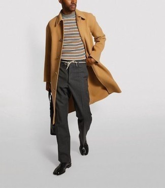 Модный лук: светло-коричневое длинное пальто, разноцветная водолазка в горизонтальную полоску, темно-серые брюки чинос, черные кожаные ботинки челси