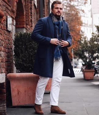 С чем носить бело-темно-синие брюки чинос в 30 лет в прохладную погоду: Если ты принадлежишь к той редкой категории мужчин, способных неплохо ориентироваться в том, что стильно, а что нет, тебе подойдет образ из темно-синего длинного пальто и бело-темно-синих брюк чинос. В паре с этим луком удачно выглядят коричневые замшевые повседневные ботинки.