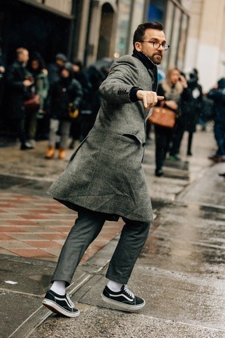 С чем носить черно-белые кеды за 40 лет мужчине в прохладную погоду: Образ из серого длинного пальто в шотландскую клетку и темно-серых брюк чинос поможет выглядеть стильно, а также подчеркнуть твой личный стиль. Черно-белые кеды обеспечат комфорт в движении.