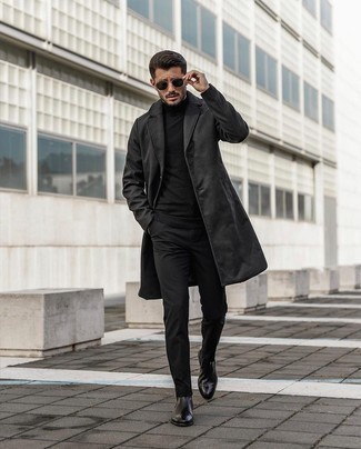 Как носить черные брюки чинос с темно-серым длинным пальто в 30 лет в прохладную погоду в стиле смарт-кэжуал: Темно-серое длинное пальто и черные брюки чинос — великолепное решение для свидания или похода в паб с коллегами. Сбалансировать образ и добавить в него чуточку классики позволят черные кожаные ботинки челси.