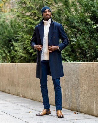 Как носить темно-синее длинное пальто с темно-синими брюками чинос в холод: Темно-синее длинное пальто и темно-синие брюки чинос — обязательные вещи в арсенале джентльменов с хорошим вкусом в одежде. Хотел бы добавить в этот ансамбль нотку эффектности? Тогда в качестве обуви к этому луку, обрати внимание на коричневые кожаные ботинки челси.