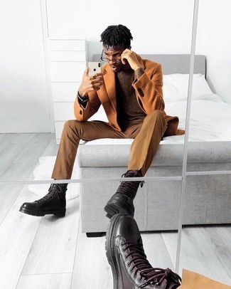 Как носить коричневую водолазку с табачными брюками чинос в 30 лет в холод в стиле смарт-кэжуал: Коричневая водолазка и табачные брюки чинос прочно закрепились в гардеробе многих мужчин, помогая составлять запоминающиеся и удобные луки. Если ты любишь соединять в своих ансамблях разные стили, на ноги можно надеть темно-коричневые кожаные повседневные ботинки.