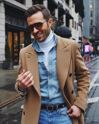 Как носить длинное пальто с джинсовой рубашкой в 30 лет в прохладную погоду: Комбо из длинного пальто и джинсовой рубашки позволит создать модный, и в то же время мужественный образ.