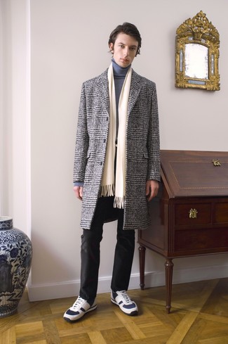 Модный лук: серое длинное пальто в шотландскую клетку, серая водолазка, черные джинсы, белые кроссовки