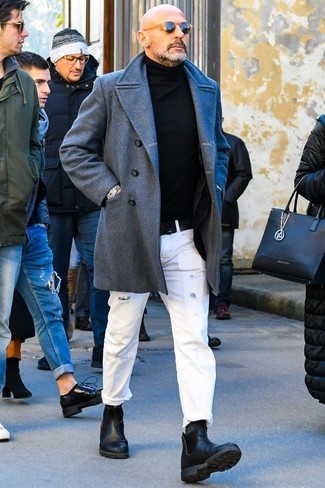С чем носить темно-серое длинное пальто за 50 лет в холод в стиле кэжуал: Темно-серое длинное пальто и белые рваные джинсы великолепно вписываются в гардероб самых взыскательных джентльменов. Хочешь сделать образ немного элегантнее? Тогда в качестве дополнения к этому ансамблю, стоит обратить внимание на черные кожаные ботинки челси.