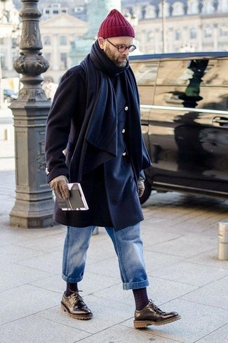 С чем носить красные носки за 50 лет мужчине в прохладную погоду в стиле смарт-кэжуал: Сочетание темно-синего длинного пальто и красных носков - очень практично, и поэтому идеально подойдет для воплощения привлекательного повседневного стиля. Уравновесить образ и добавить в него немного классики помогут черные кожаные туфли дерби.