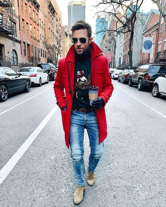 С чем носить красное длинное пальто: Красное длинное пальто и синие джинсы — необходимые вещи в идеальном мужском гардеробе. Думаешь сделать ансамбль немного строже? Тогда в качестве обуви к этому образу, выбери бежевые замшевые ботинки челси.
